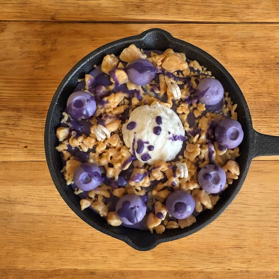 Huckleberry Harvest Skillet Candle - Ringold Valley Trading Company